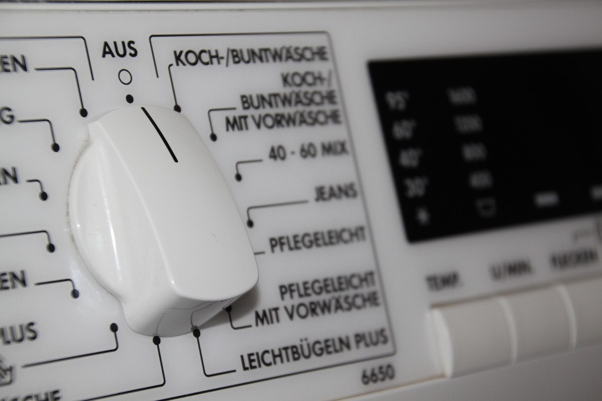 Panneau de commande d'une machine à laver avec molette de programme et boutons de sélection