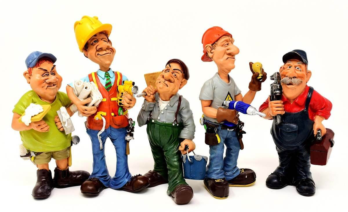 Figurines de menuisiers avec outils, en postures variées, fond neutre Figurines de menuisiers avec outils, en postures variées, fond neutre